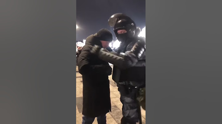 Космонавты попытались задержать эшника. В штатском показал ОМОНу удостоверение и прошёл.