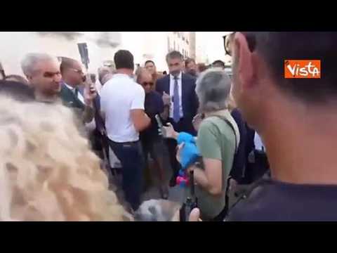 Bagno di folla e selfie per Meloni all’uscita dall’hotel a Bari il giorno dopo la manifestazione