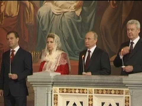 Медведев и Путин посетили пасхальное богослужение