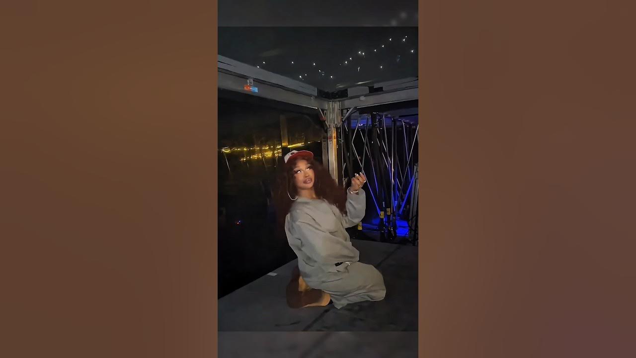 SZA patiently waiting for Kendrick Lamar as he gets his Sanding Ovation ðŸ˜ðŸ˜‚ #grandnationaltour SZA patiently waiting for Kendrick Lamar as he gets his Sanding Ovation ðŸ˜ðŸ˜‚ #grandnationaltour