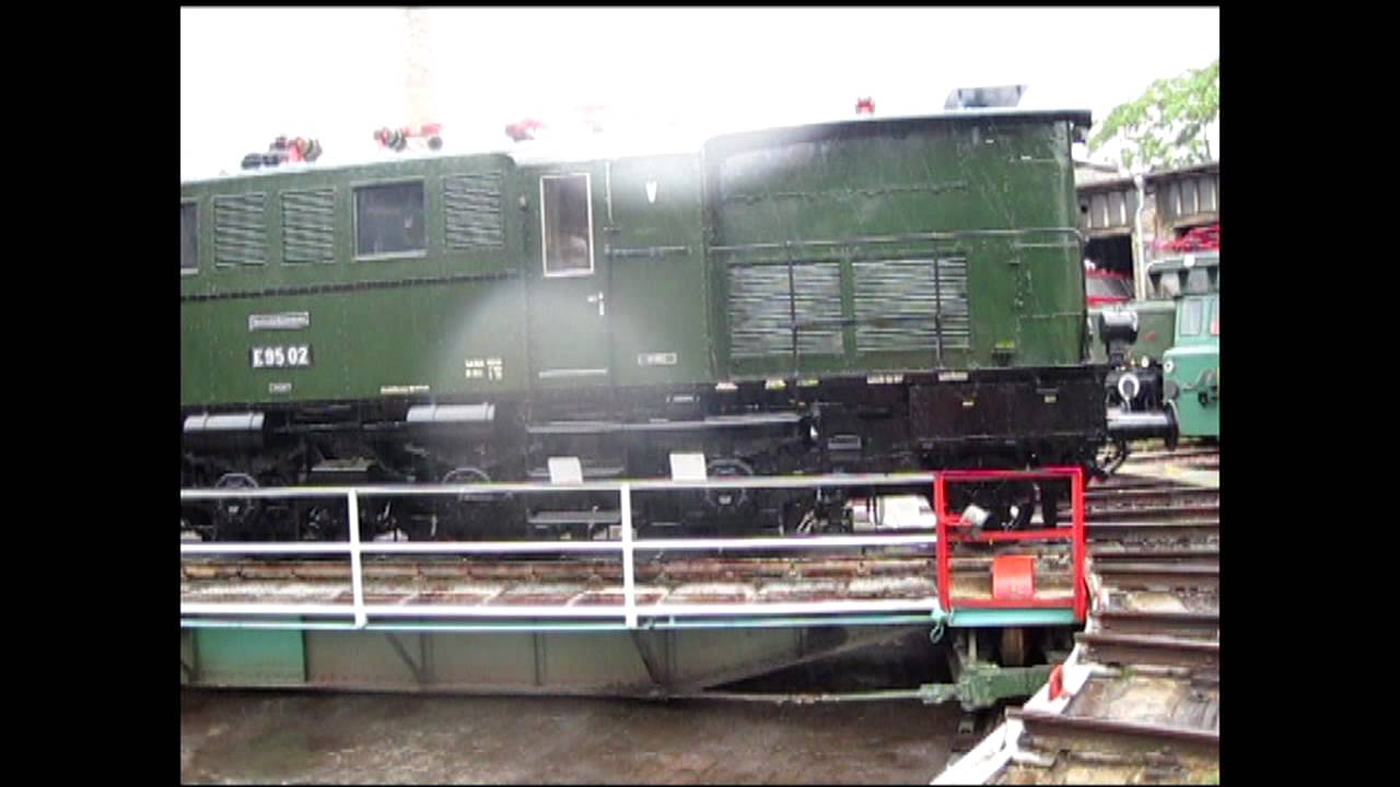 E95 002 auf der Drehscheibe Eisenbahnfest Bw Halle P