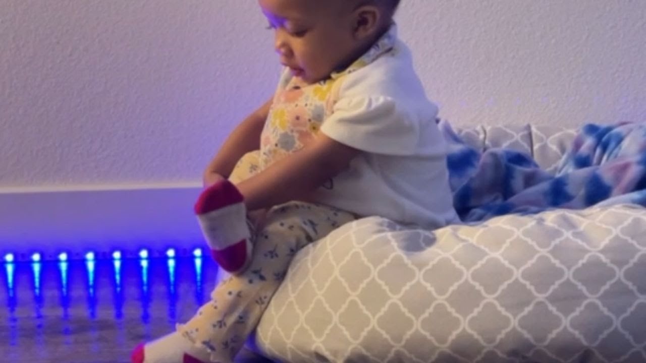 Toddler tries crossing her legs || WooGlobe