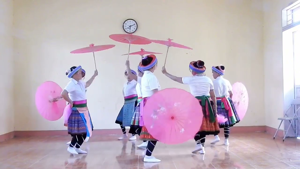 Múa chị Mai xuống chợ đội văn nghệ bản Trò Phù Yên thể hiện.