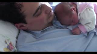Esila Baby liegt auf Papa und schläft 👶🏻 Babyvideo # 011