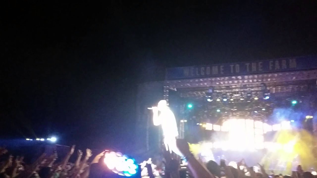 Luke Bryan Farm tour knoxville green back TN close to stage 16 YouTube