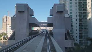 Miami Metromover ride from Financial District Station to Knight Center Station.