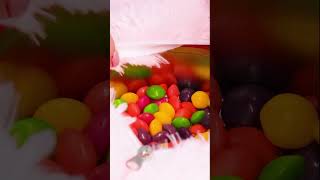 Конфета Skittle внутри мягкой игрушки.