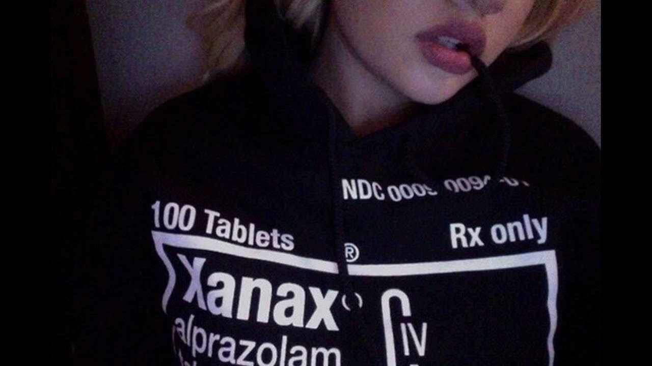 Техник ксанакс слушать. Худи xanax. Ксанакс надпись. Кофта xanax.