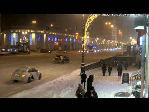 Происшествие на заснеженном Невском проспекте на перекрёстке с Садовой ул. 12 декабря 2022 в 20:56