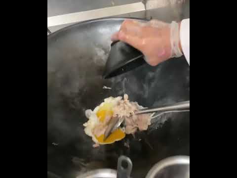 Video: Kako jesti Nasi Goreng, indonezijska pržena riža