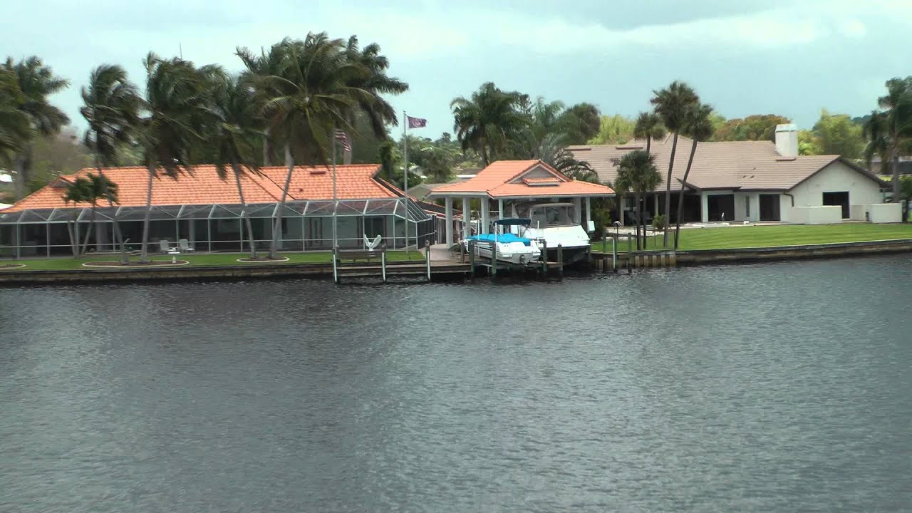 Sailing past homes along the Caloosahatchee River Near Fort Myers YouTube