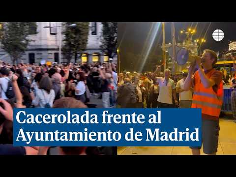Cacerolada en el Ayuntamiento de Madrid que pide convalidar de decretos ley sobre vivienda