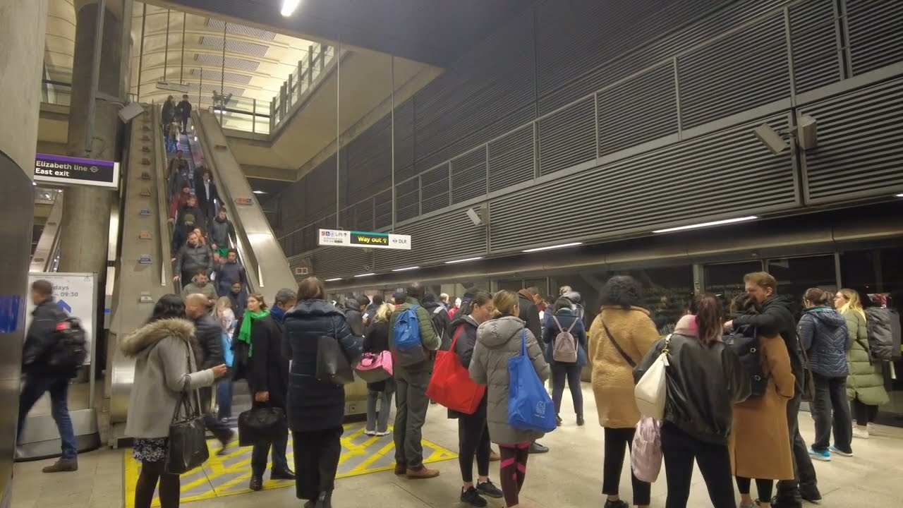 Canary Wharf Underground Station Platform Traffic