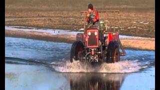 Dutra ue-28 a vízben Jászszentlászló (Traktor im Wasser) (Traktor drifting in water)