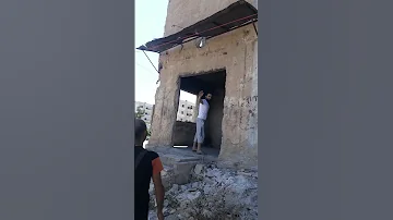 علقة بين الشباب 