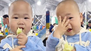 [Super Cute Twins] It was the first time he took him to eat food stalls. Why are there so many plays