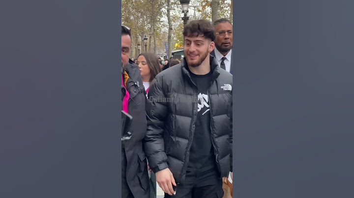Byilhan après le 1, 2, 3 soleil de Squid Game sur l’avenue des Champs-Élysées à Paris
