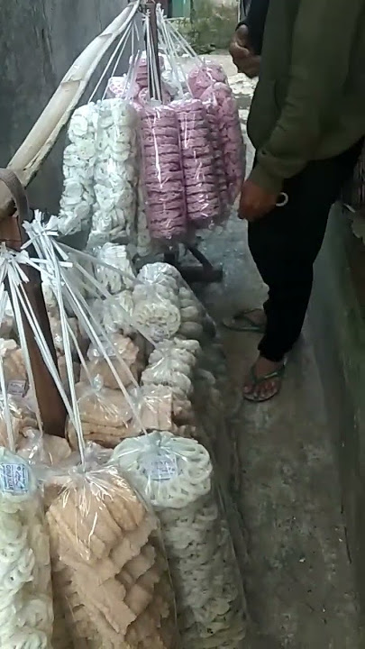 dagang kerupuk keliling kampung sabungkus untung Rp2000. moga laris ya mang....