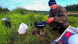 Живем на берегу реки в палатке. Река полна рыбой. Рыба стаями ходит за приманками.