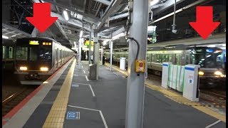 夜の高槻駅に同時に到着する京都線下りの各駅停車321系と新快速223系