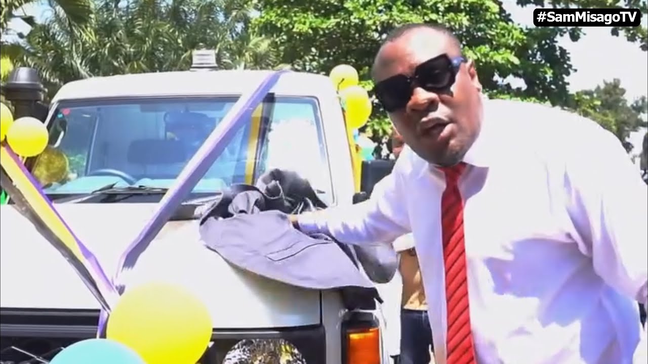 Babalevo akabidhiwa Ambulance mpya kwaajili ya Kigoma Mjini naomba sana Itunzwe 'Mimi ni chawa wa..'