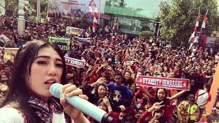 VIA VALLEN nyanyi bareng VYANISTY "SAYANG" ( Car Free Day Semarang, 13 agustus 2017)