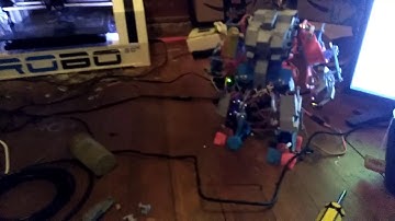 Diy raspberry pi Bipedal robot test_0: Fight