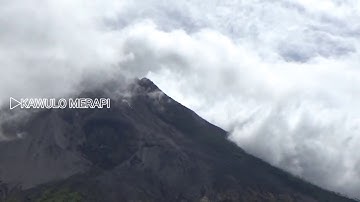 ZOOM BATU BATU PANAS MELUNCUR DARI PUNCAK GUNUNG MERAPI DENGAN SANGAT KENCANG