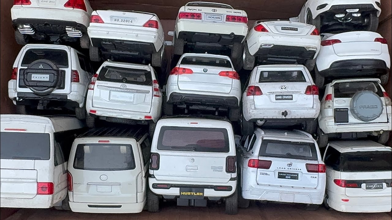 Recojamos coches modelo diecast: Mercedes-Benz, Toyota, Mercedes-Benz G-Class, Honda Civic y Lexus.