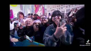 StrayKids are peaking out the GMA Windows at Fans! #straykids #goodmorningamerica #StraykidsonGMA