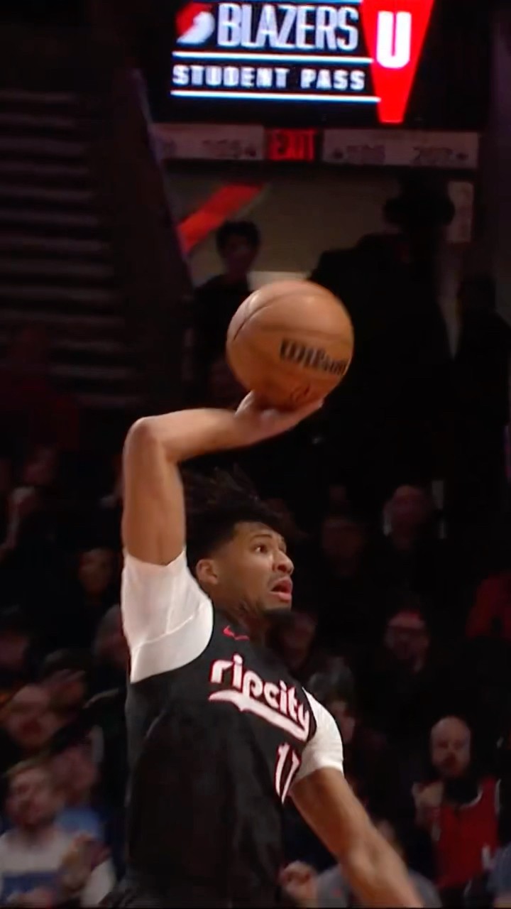 This one-handed Shaedon Sharpe Oop finish was sick!