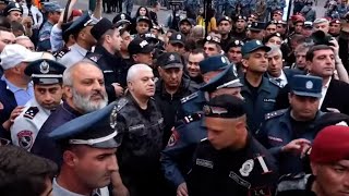 Լարված իրավիճակ. ոստիկանները մոտեցել են Բագրատ սրբազանին