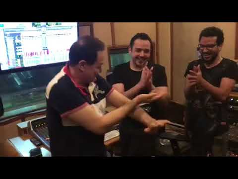 حكيم يسجل أغنية مشبعتش خصام ويطلب رأى الجمهور