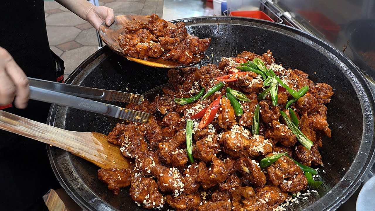 ⁣동네사람들이 더 오죠~" 직접 만든 고추기름 소스의 매콤한 닭강정집┃spicy and sweet seasoned chicken, Korean street food