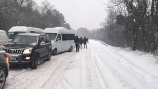Трасса Ялта-Севастополь 27 января 2017 года в снегопад(Вот такой транспортный коллапс сегодня на трассе Ялта- Севастополь, после того, как выпал снег. Видео снято..., 2017-01-27T15:18:48.000Z)