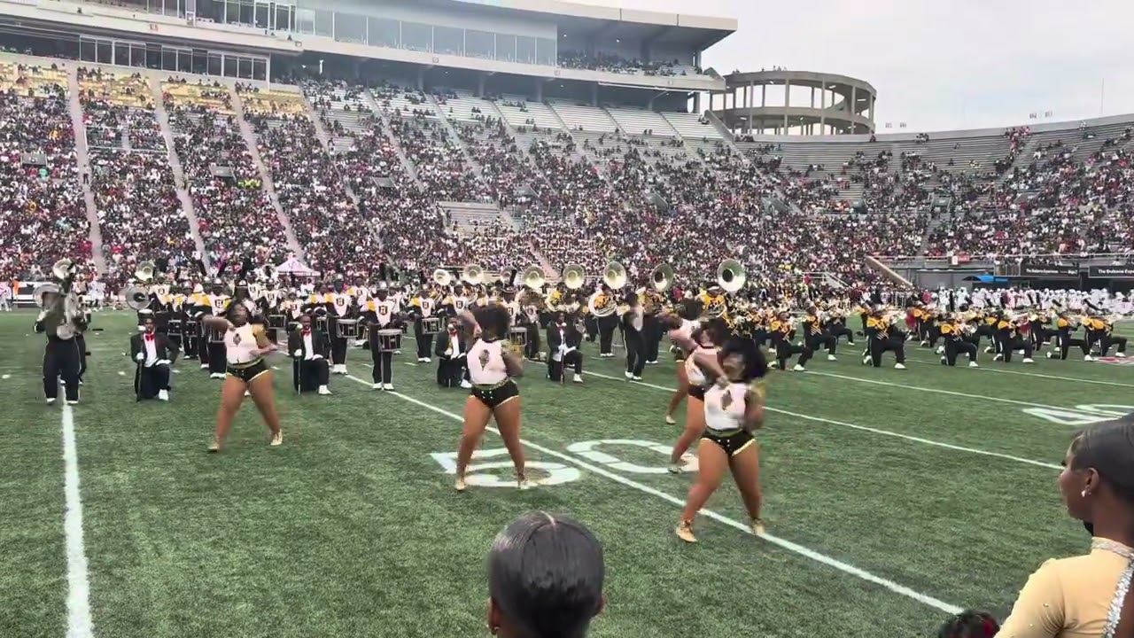 Выступление ASU HoneyBeez MCC в перерыве 2025 г.