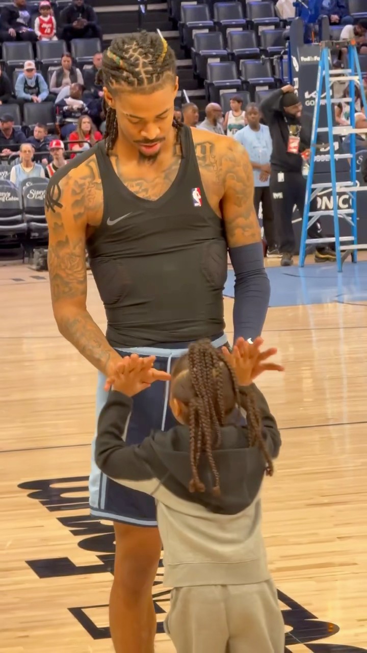 Ja warming up with his daughter during shootaround ?