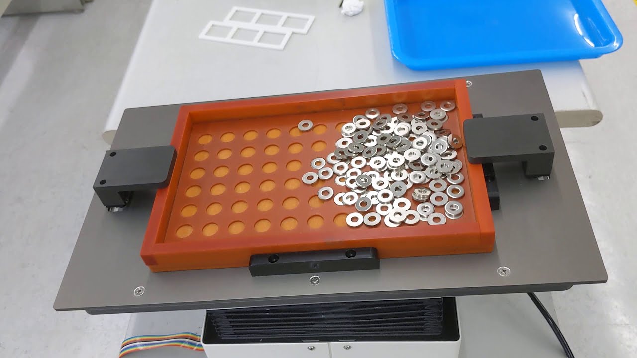 VIBRATING PARTS ALIGNER 零件水平整列機 ※示範華司快速整列※ - YouTube