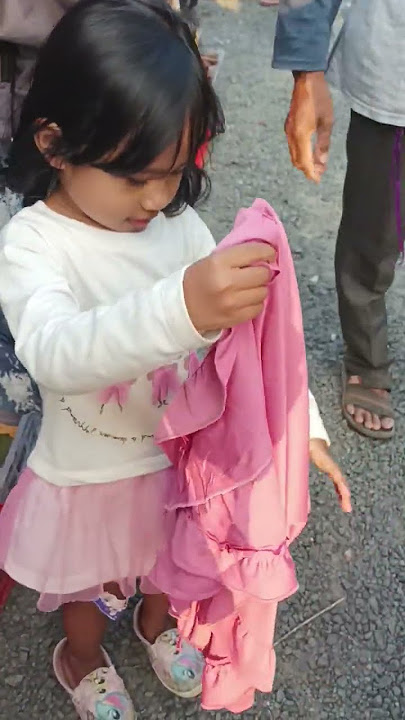 Azkiya Buys a Hijab at the Wednesday Market #kidsvideo #martapura #kalsel #hijab #hijab #cute #mi...
