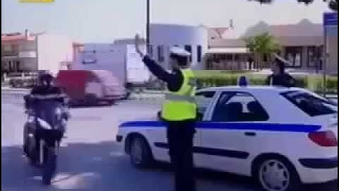 Policajt zastavuje motorkara