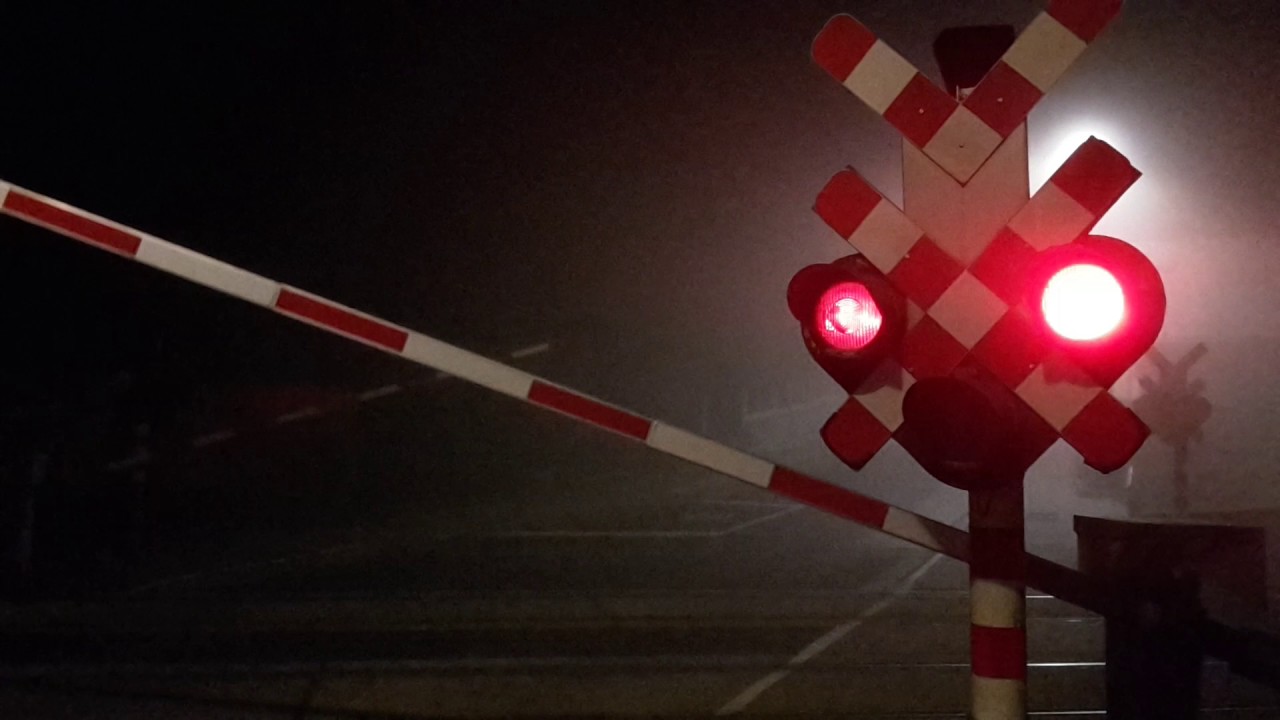 Overweg aan station Moortsele met MW41 / Level crossing in Belgium and diesel multiple units