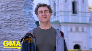 Hollywood director Doug Liman shares stories of those on the front lines in Ukraine I GMA