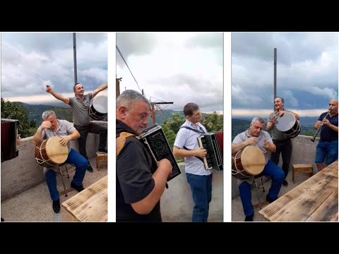 კინტაური - ნიჭიერი მუსიკოსების უმაგრესი შესრულება ვერანდაზე | მედოლეს ომოციები😉