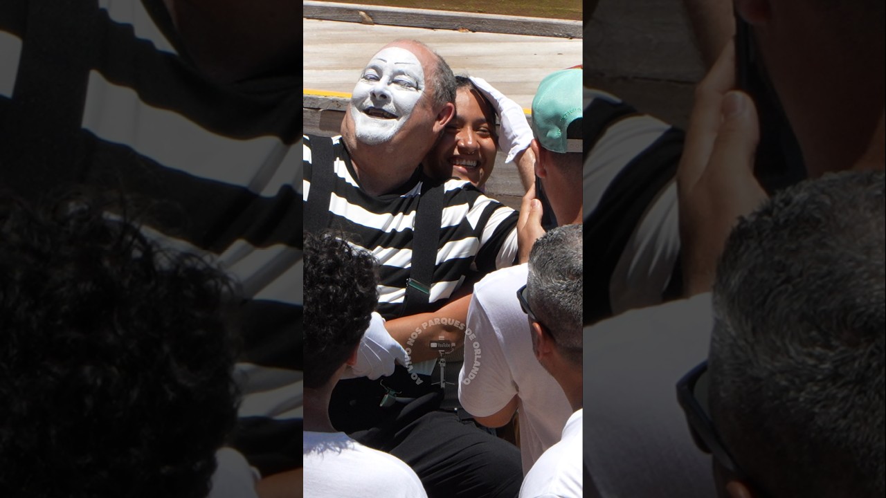 Tom o mímico aproveitou para sentar no colo desta mulher 😮😲😂🤣 #tomthemime #seaworldmime