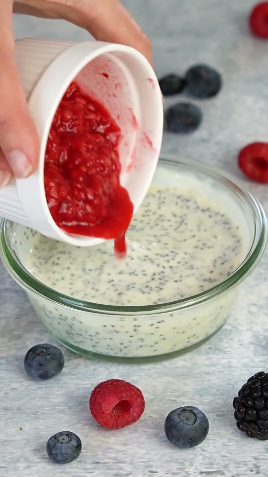 Chia Pudding mit Joghurt und Beeren 🍓🍒 Kalorienarm und so lecker - YouTube