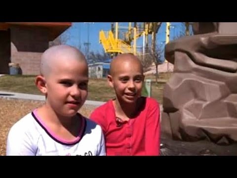 Niña se rapó para solidarizar con su amiga que sufre de cáncer y la expulsaron de su escuela