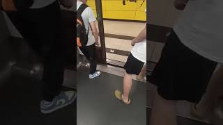 【唐仔系列】某位鐵路迷青年玩弄港鐵現代化列車車門影片 YouTube Shorts version #mtr #train #metro #hongkong #foryou