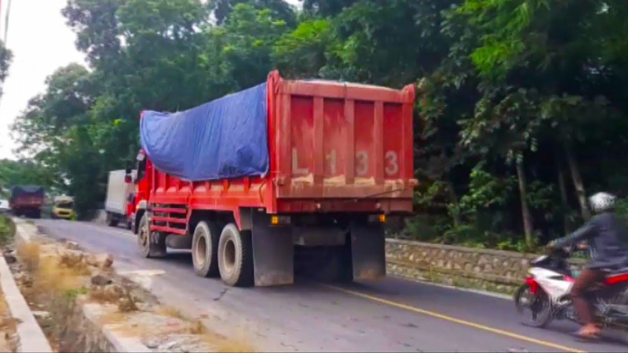 Warga Keluhkan Truk  Pengangkut Pasir  Yang Kerap Rusak 