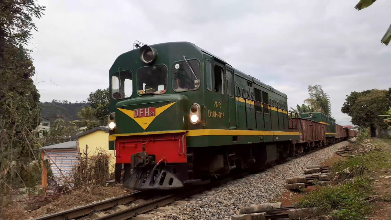 Đầu máy D10H 013 kép theo máy D10H 003 kéo tàu hàng về ga Xuân Giao A