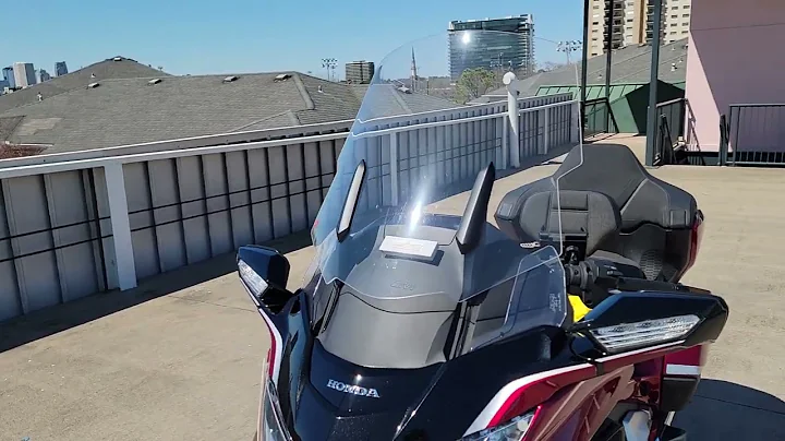 Honda Goldwing - Givi windshield review